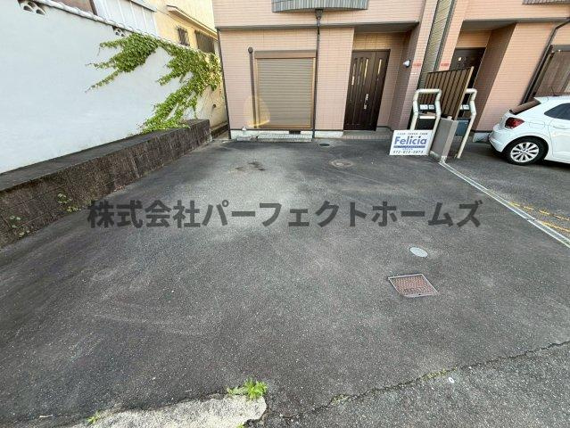 大垣内町1丁目戸建　賃貸の駐車場|駐車場完備です
