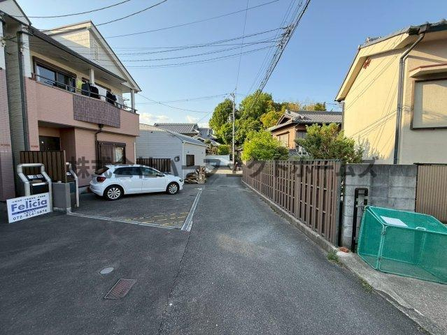 大垣内町1丁目戸建　賃貸の駐車場|駐車場があります