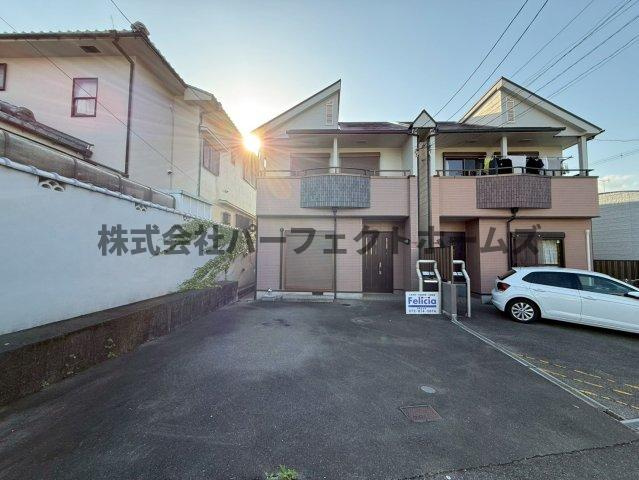 大垣内町1丁目戸建　賃貸の駐車場|車をお持ちの方に嬉しい駐車場付きの物件です