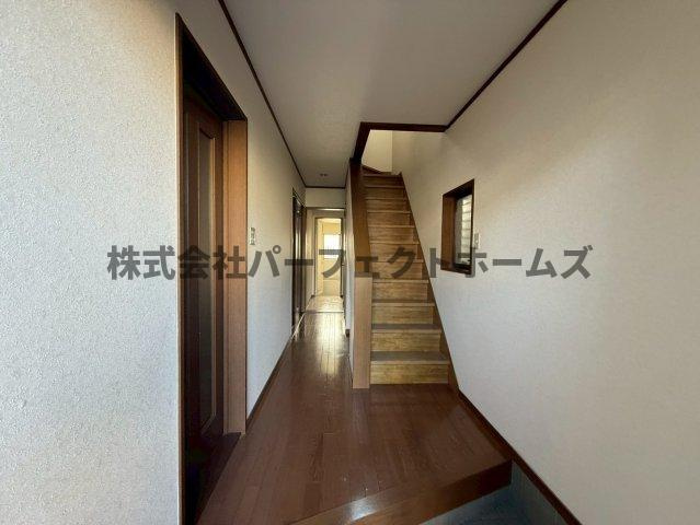 大垣内町1丁目戸建　賃貸の内装|明るい室内です