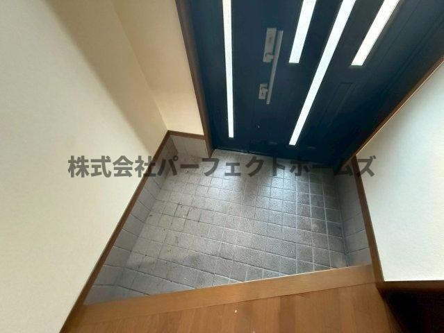 大垣内町1丁目戸建　賃貸の玄関|収納もある玄関です