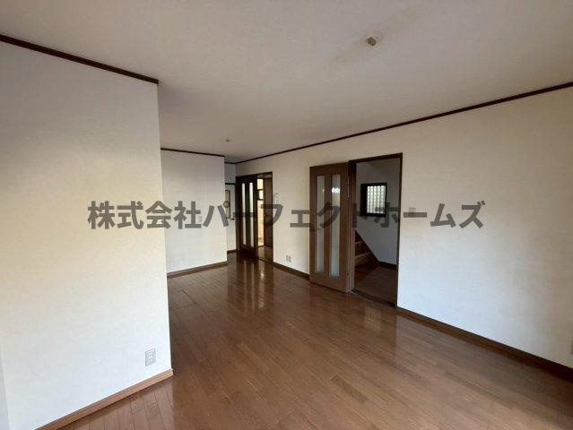 大垣内町1丁目戸建　賃貸の居間・リビング|おしゃれな居間です