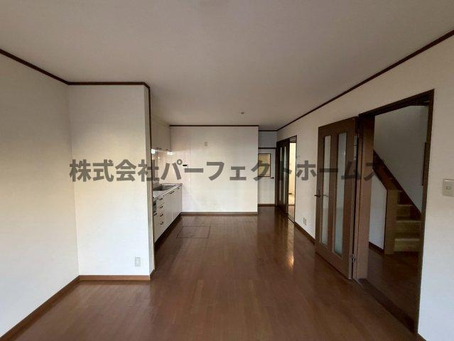 大垣内町1丁目戸建　賃貸の居間・リビング|ゆったり過ごせる居間です