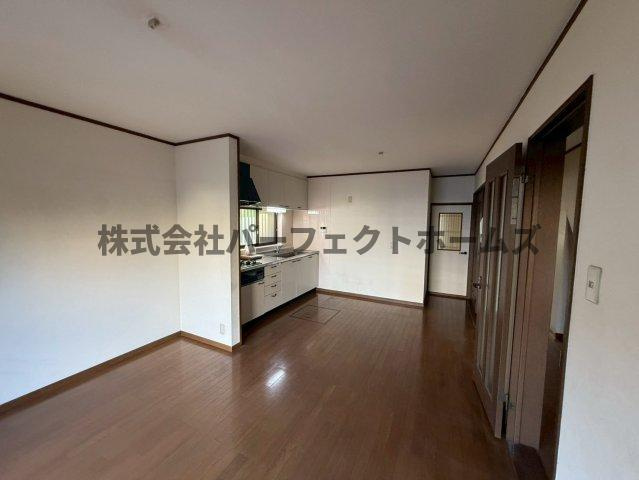 大垣内町1丁目戸建　賃貸の居間・リビング|ゆったり過ごせるリビングです