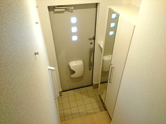 サン　フラッツの玄関|明るい玄関です