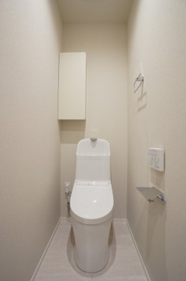 【トイレ】 | ジャンヴィエ・ルナ | 暖房洗浄便座付きトイレです