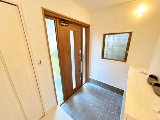 いわき市久之浜町末続　中古住宅 陽当たり良好！オーシャンビュー！4SLDK 不動産プラスの玄関|玄関内観写真です。玄関扉交換、長尺シート重ね張り、天井・壁クロス張替え、フローリング重ね張り、照明器具交換、下駄箱交換を行いました。