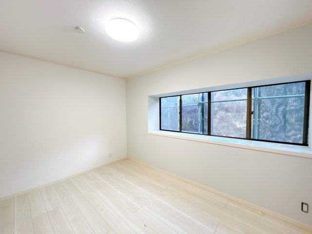 いわき市久之浜町末続　中古住宅 陽当たり良好！オーシャンビュー！4SLDK 不動産プラスの洋室|2階洋室です。和室から洋室へ間取り変更を行いました。フローリング張替え、天井・壁クロス張替え、建具交換、スイッチ・コンセント交換、火災警報器設置を行いました。