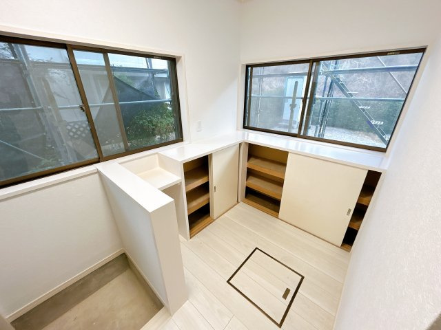 いわき市久之浜町末続　中古住宅 陽当たり良好！オーシャンビュー！4SLDK 不動産プラスのランドリースペース|洗面所横の収納です。お荷物のお片づけを行います。洗面室の横に収納があるのはとても便利ですね。室内の物干しスペースにご利用できます。