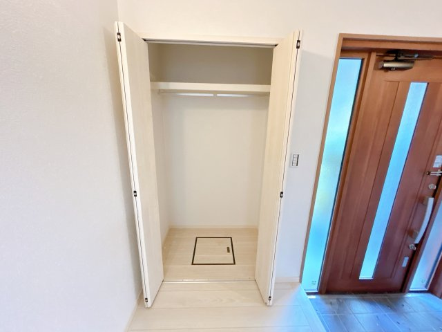 いわき市久之浜町末続　中古住宅 陽当たり良好！オーシャンビュー！4SLDK 不動産プラスの玄関|玄関横の収納です。家族の靴や傘、キャンプグッズやスポーツアイテムを収納できますね。別でシューズボックスを設置しました。