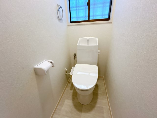 いわき市久之浜町末続　中古住宅 陽当たり良好！オーシャンビュー！4SLDK 不動産プラスのトイレ|1F/2Fのトイレはジャニス製の温水洗浄便座に新品交換しました。室内のクロス等も交換したので清潔感のある空間に生まれ変わります。