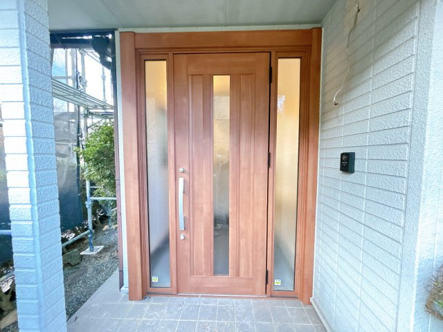 いわき市久之浜町末続　中古住宅 陽当たり良好！オーシャンビュー！4SLDK 不動産プラスの玄関|玄関外。玄関扉交換、玄関タイルクリーニング、外壁塗装、インターホン設置を行いました。中古住宅だと昔のままといったイメージがありますが、新しく住まわれる方の事を考え細部まで気にかけてリフォームしました。