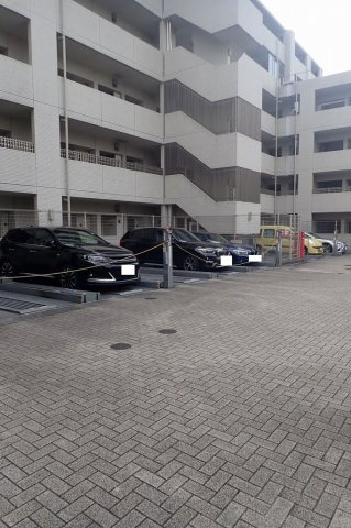 Brillia WELLITH文京千駄木の駐車場
