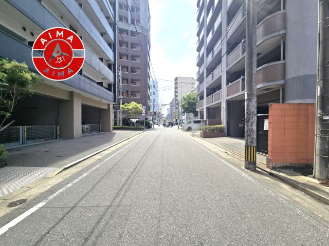 コアマンション美野島の外観|前面道路を含む現地写真です。