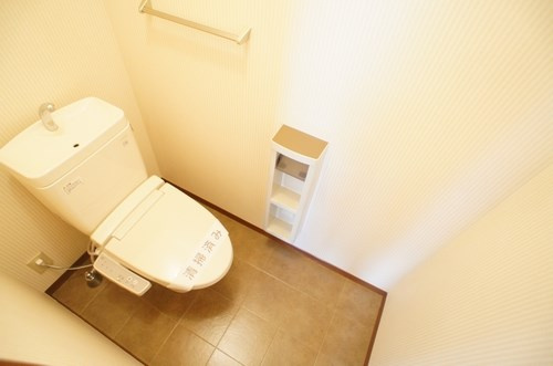 グランベルデ（C）のトイレ|トイレには棚があり便利です♪