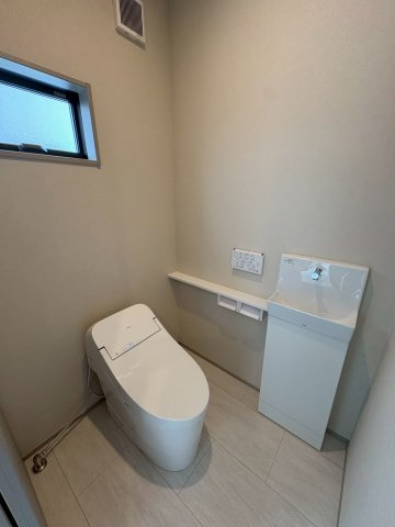 須磨区友が丘１丁目　築浅　中古戸建てのトイレ|窓付きのお手洗いは意外と便利ですよ！