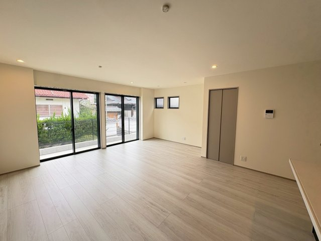 須磨区友が丘１丁目　築浅　中古戸建ての居間・リビング|使いやすいリビングです