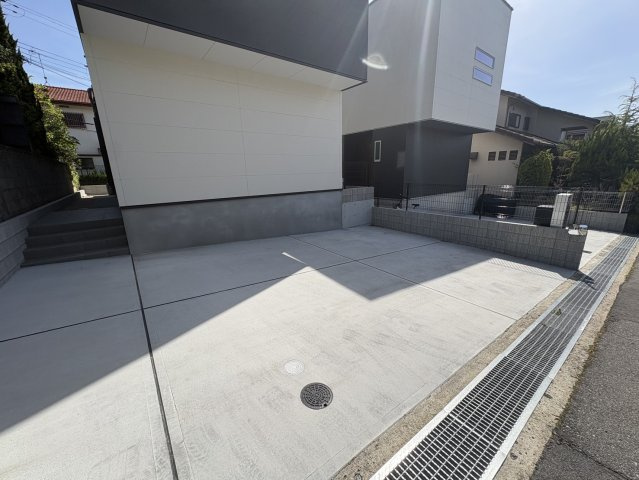 須磨区友が丘１丁目　築浅　中古戸建ての駐車場|車２台でも余裕のカースペースがあります