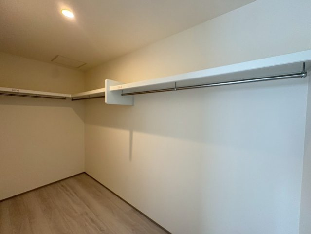 須磨区友が丘１丁目　築浅　中古戸建ての収納|約8帖の主寝室に併設のウォークインクローゼットは大容量で何でも収納できちゃいます！