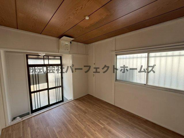楠根南町テラスハウス　賃貸の居間・リビング|こちらのリビングで趣味の時間をお楽しみください