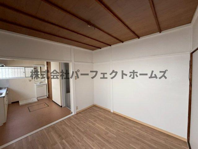 楠根南町テラスハウス　賃貸の居間・リビング|使いやすいリビングです