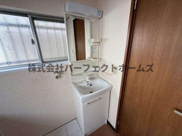 楠根南町テラスハウス　賃貸の独立洗面台|朝の支度にも助かる、独立の洗髪洗面化粧台