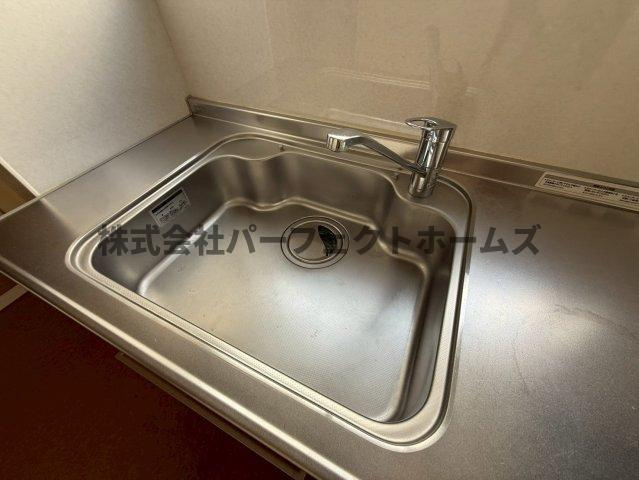 楠根南町テラスハウス　賃貸のキッチン|コンパクトなキッチンで掃除もラクラク