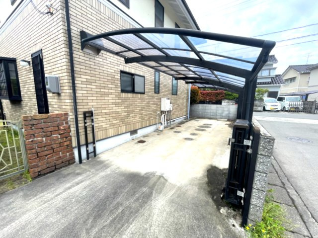 岡山市中区湊の駐車場|カーポート付で、雨の日も便利です。
