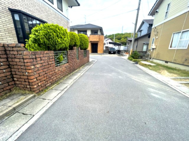 岡山市中区湊の前面道路含む現地写真|東側前面道路の様子です。