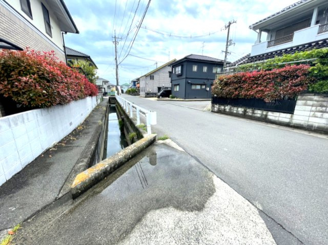 岡山市中区湊の前面道路含む現地写真|入口の道路です。