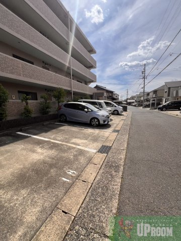 メゾンウィングの駐車場
