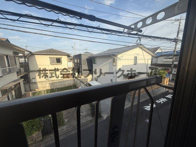 三鷹市上連雀５丁目のアパートのバルコニー