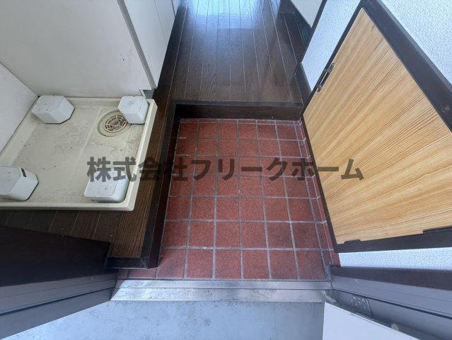 三鷹市上連雀５丁目のアパートの玄関