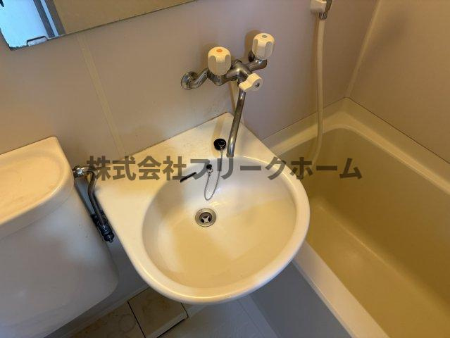 三鷹市上連雀５丁目のアパートの洗面所