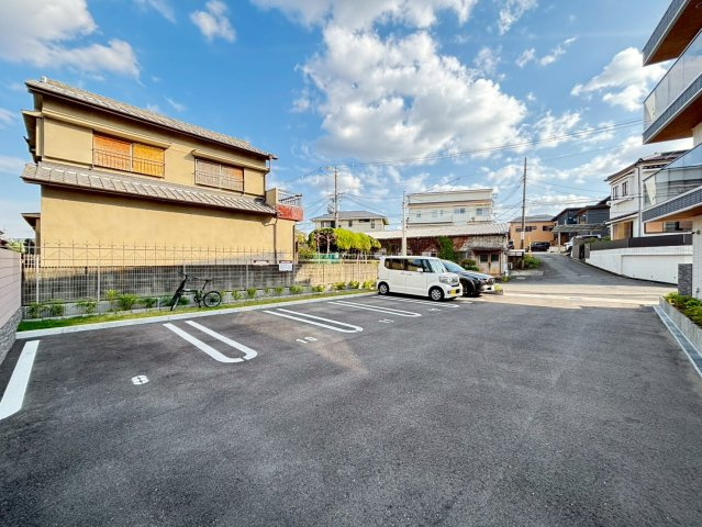 Avancee鳳の駐車場