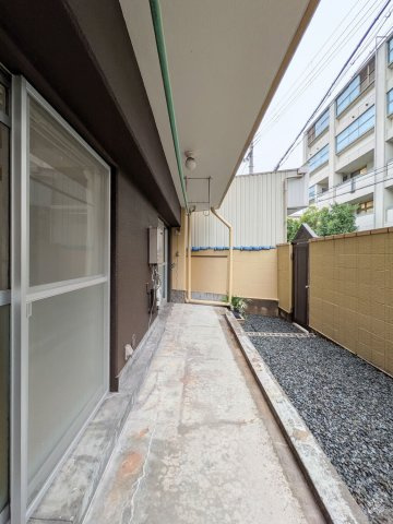 甲南第10兵庫コーポラスの庭|塀でしっかりとプライバシーが守られた空間になっており、落ち着いた雰囲気の中で外の空気を感じられる専用庭です。