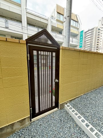 甲南第10兵庫コーポラスのその他|こちらの門扉から直接外へ出入りできるため、ゴミ捨てなどのちょっとした外出にも便利な動線となっています。