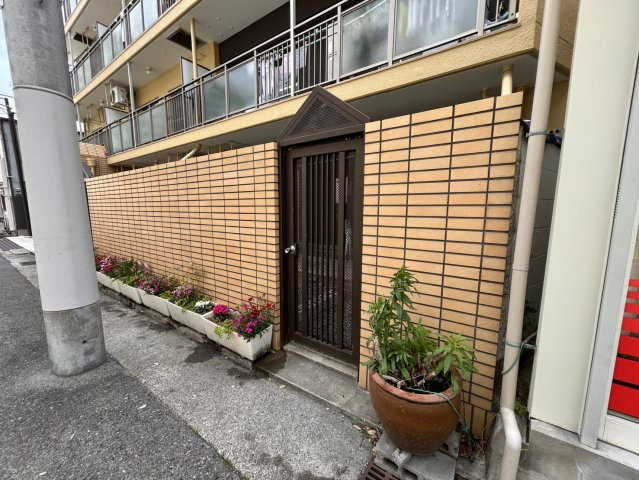 甲南第10兵庫コーポラスの庭|エントランスにまわらずとも庭から出入りすることも可能です。