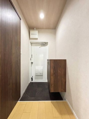 甲南第10兵庫コーポラスの玄関|足元をすっきりと見せるフロートタイプのシューズボックスが備わった、落ち着きのある玄関スペースです。
