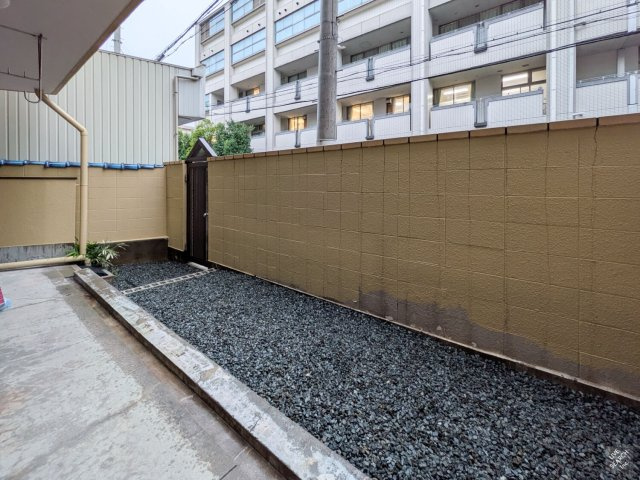 甲南第10兵庫コーポラスの庭|各洋室からお庭へスムーズにアクセスでき、開放感をもたらしてくれるゆとりある専用庭です。