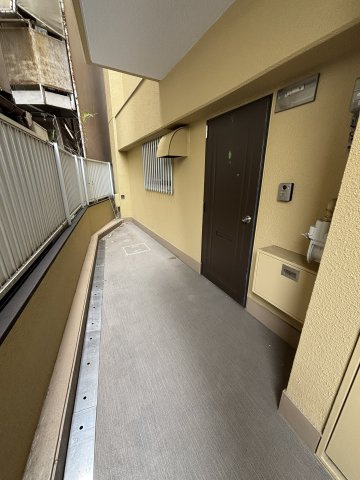甲南第10兵庫コーポラスのその他共用部分|共用廊下から玄関ドア周辺を捉えた、落ち着いた色合いの外観スペースです。
