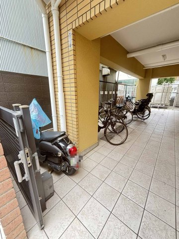 甲南第10兵庫コーポラス|タイル張りのアプローチが続き、清潔感と落ち着きを感じさせるマンションのエントランス周辺です。