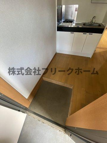 三鷹市井の頭３丁目のアパートの玄関
