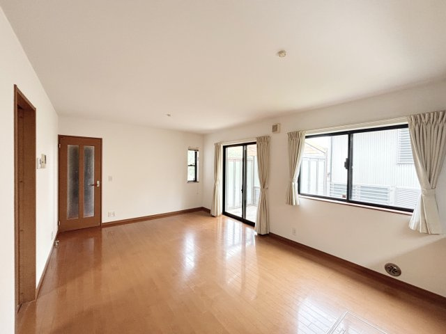 厚木市中荻野戸建の居間・リビング|LDK１３帖/サンルームと続いてます。