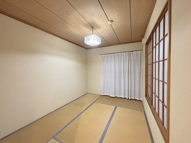 厚木市中荻野戸建の和室|独立６畳/2か所電動シャッター付