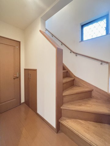 厚木市中荻野戸建の内装|階段
