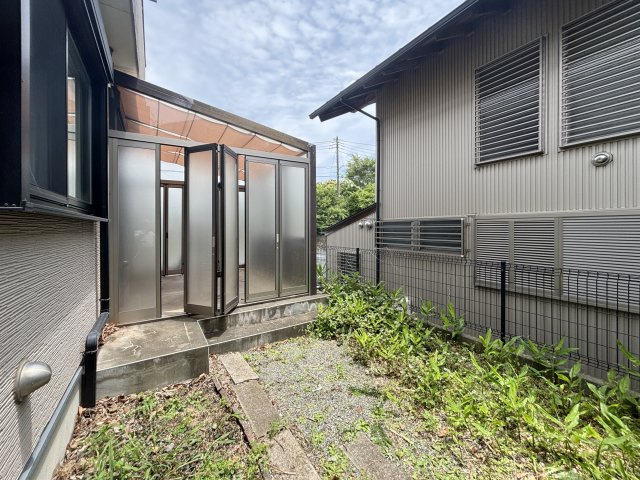 厚木市中荻野戸建の庭|サンルームへ出入りできます。