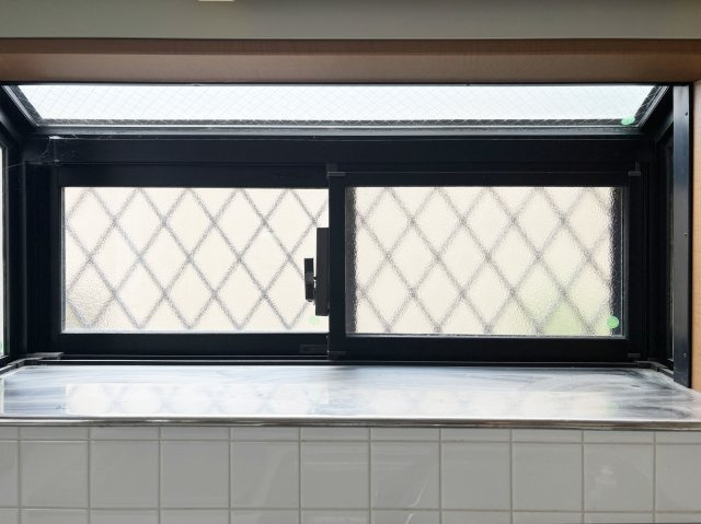厚木市中荻野戸建の防犯設備|面格子付き出窓/１階の小窓は全て面格子付き