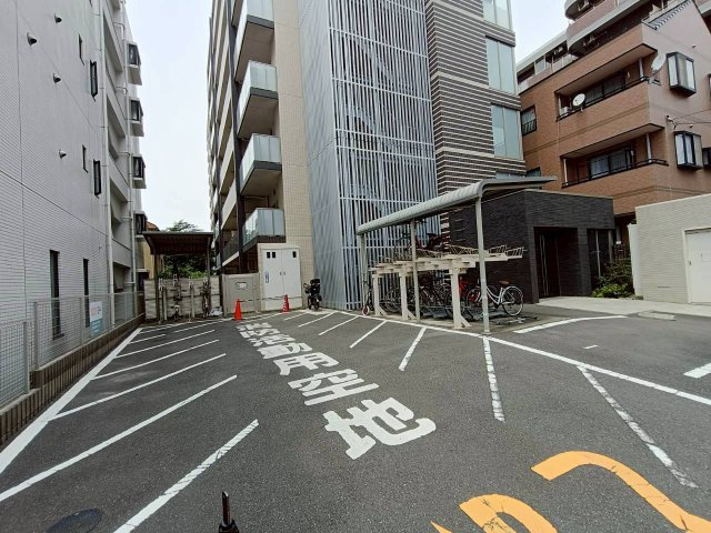 LUMIEREの駐車場