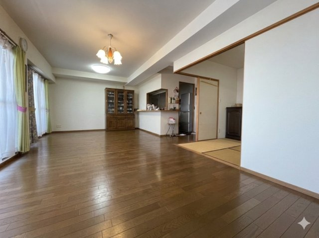ダイアパレス松山駅西の居間・リビング|20.4帖のLDKです。
※AI加工しています。